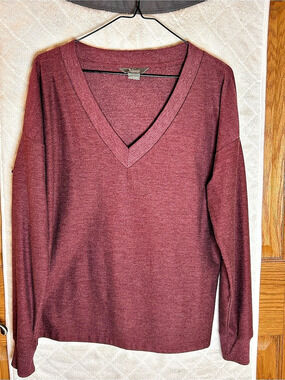 Natural V-Neck Top in Burgundy